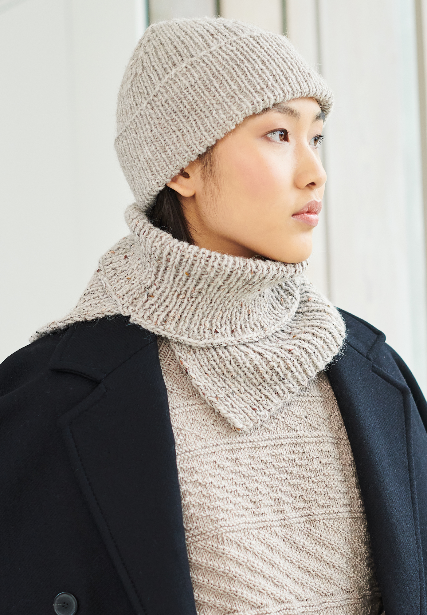 Frau trägt gestrickten Kragen in Beige: Modell 03b aus Lovewool No. 19