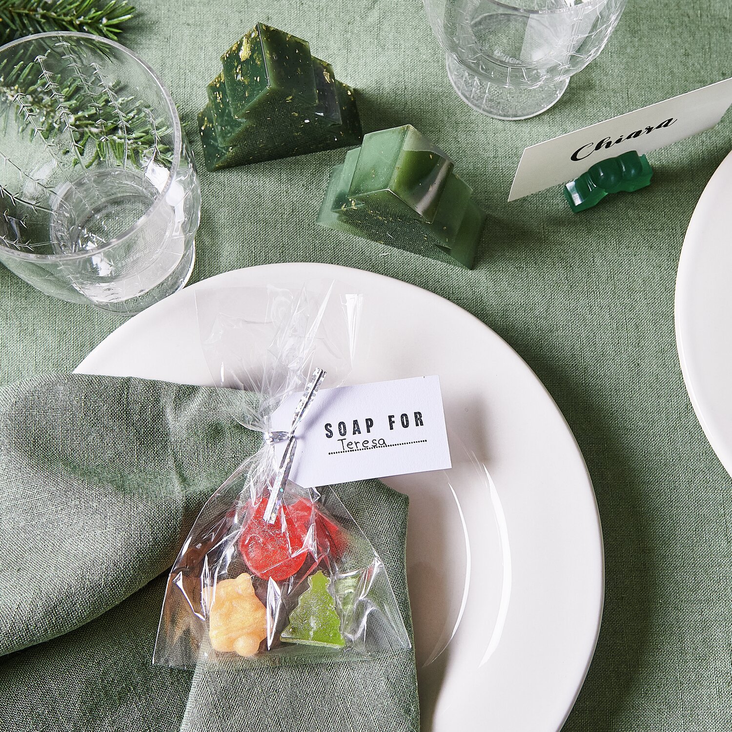 Mini Silikon Gießform Weihnachten von Rico Design Silikon Gießform Tannenbaum auf grünem Tisch mit Seife und Geschirr, ideal für Weihnachten.