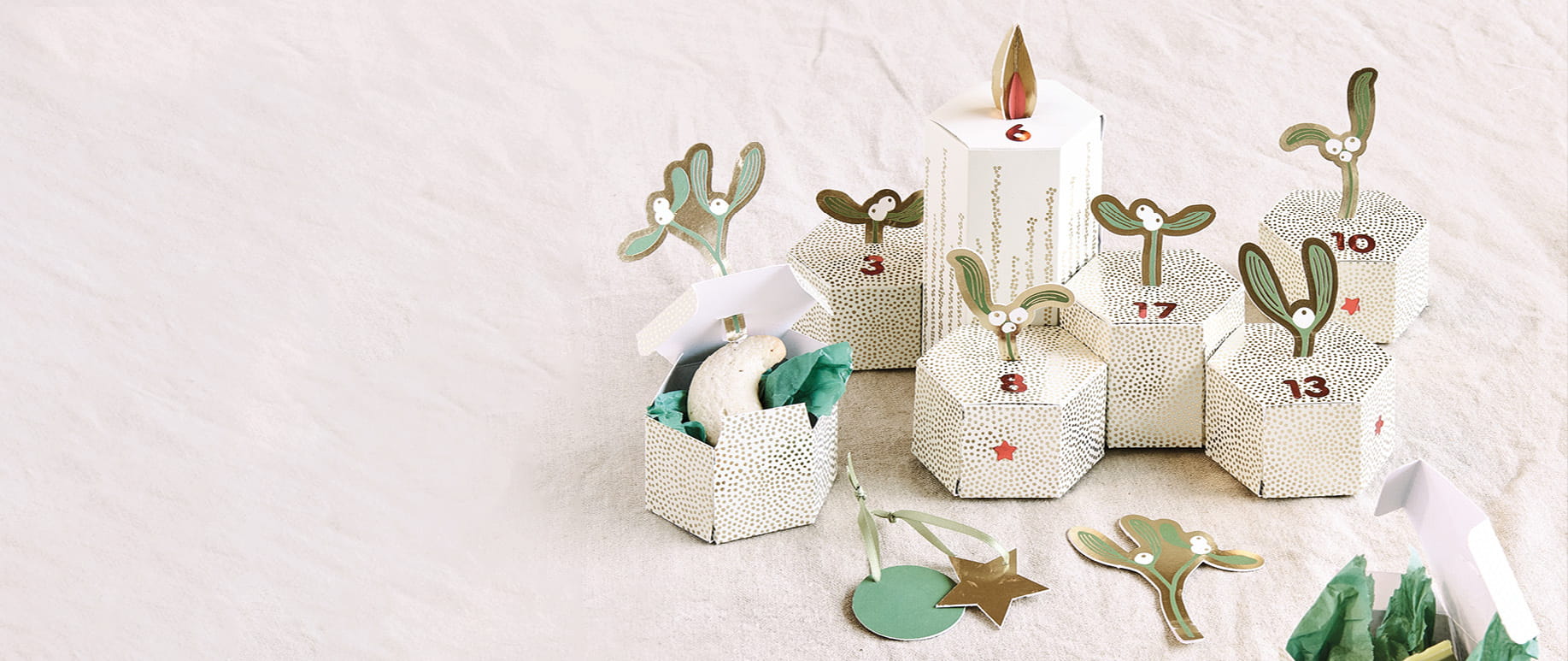 Adventskalender mit kleinen verzierten Geschenkboxen und weihnachtlichen Motiven auf hellem Hintergrund.
