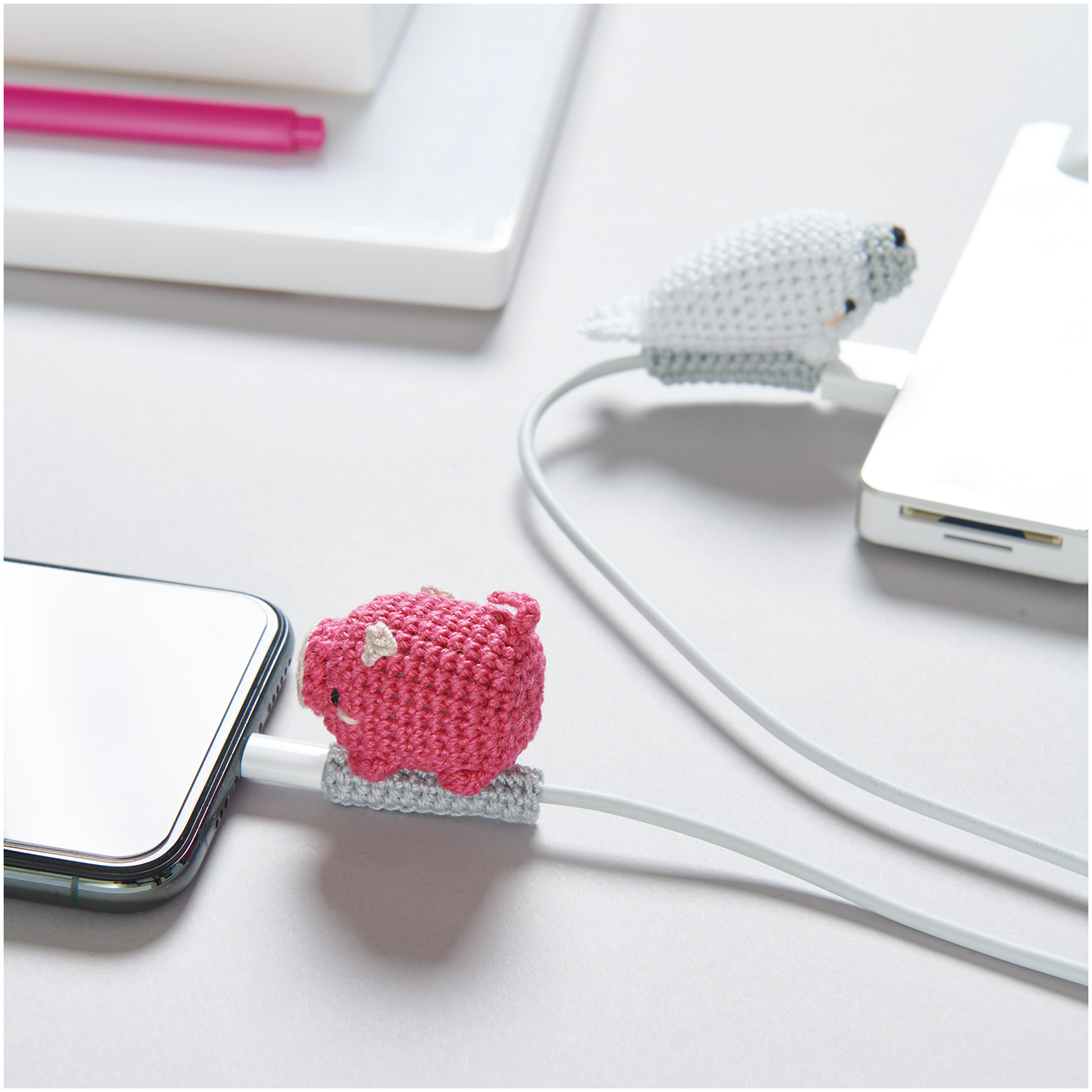 Essentials Crochet: Gehäkelte Kabelhalter in Tierform, ideal für Schreibtische, 50g 280m.