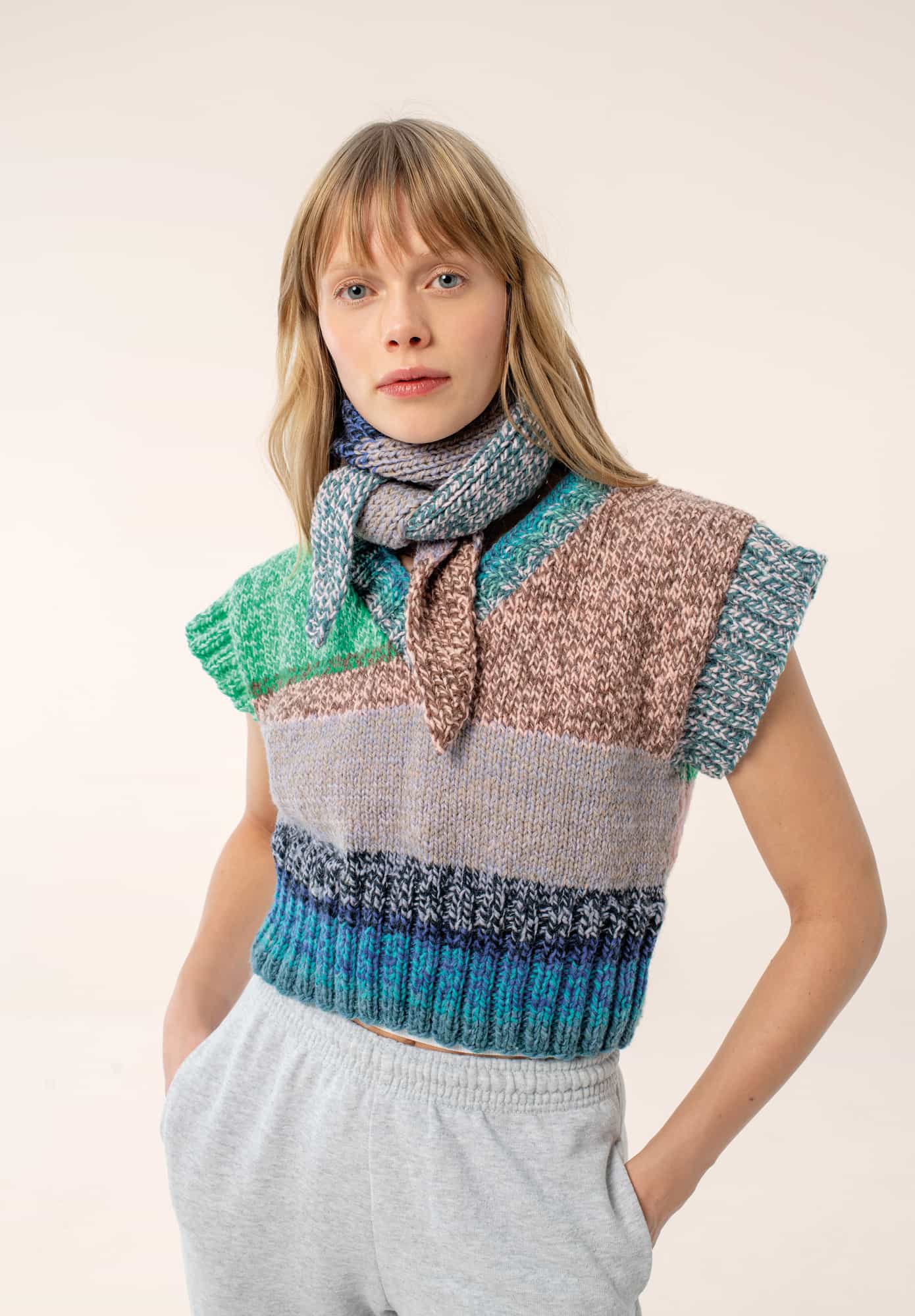 Gestrickter Pullunder und Mini-Tuch