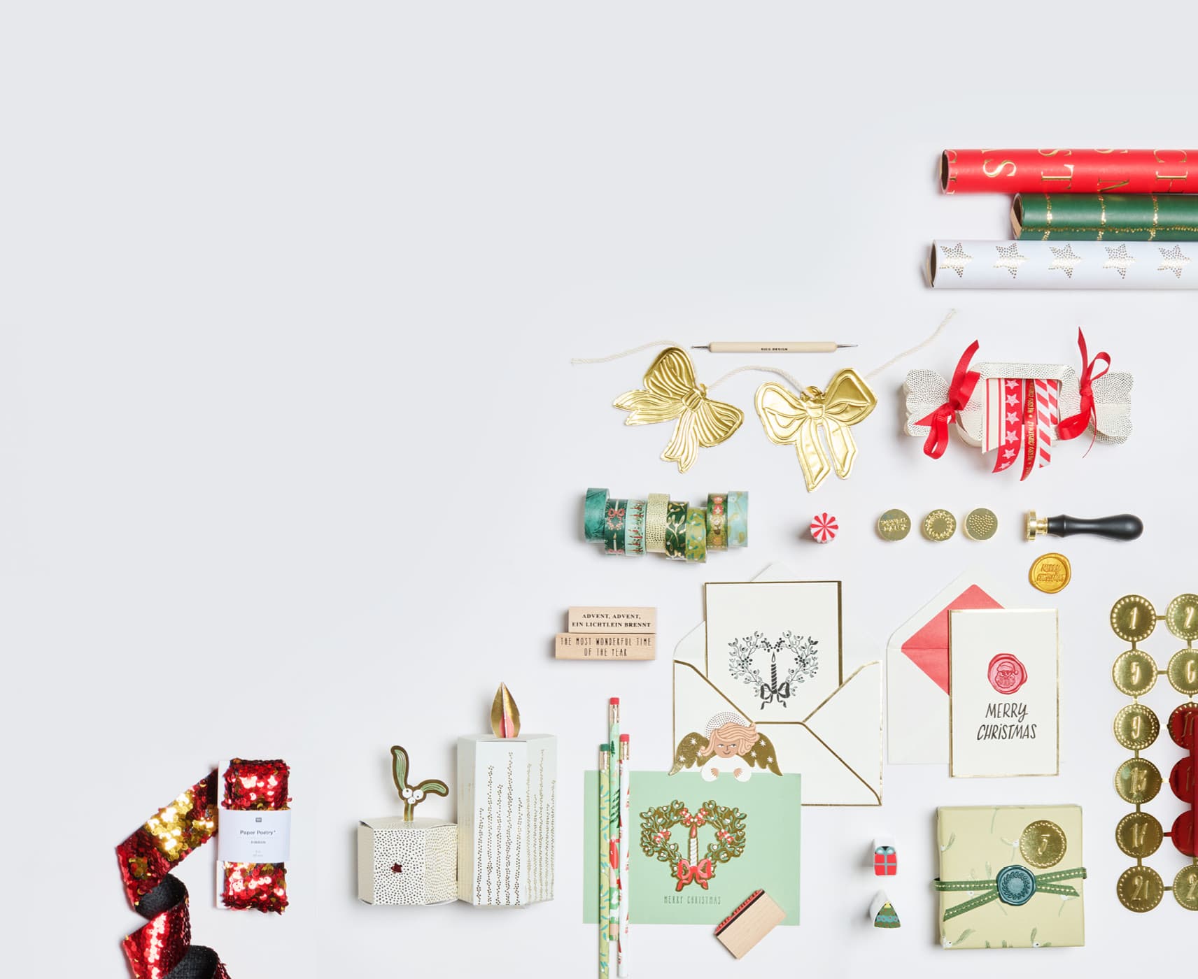 Papeterie- und Geschenkprodukte aus der Weihnachtskollektion "Advent, Advent" liegen angeordnet auf grauem Hintergrund.