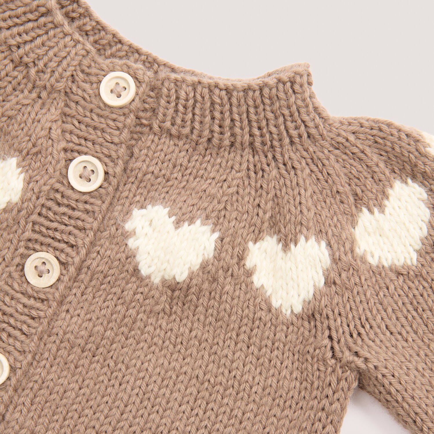 Rico Baby 044 gestrickte Babyjacke mit Herzmotiv, kuscheliges Garn von Rico Design, detailreiche Knopfleiste, geeignet für Projekte mit 50g 115m