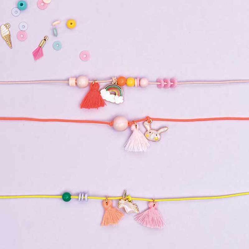 Hutgummiband 1mm 5m von Rico Design in bunten Farben mit Perlen und Anhängern auf hellem Hintergrund.