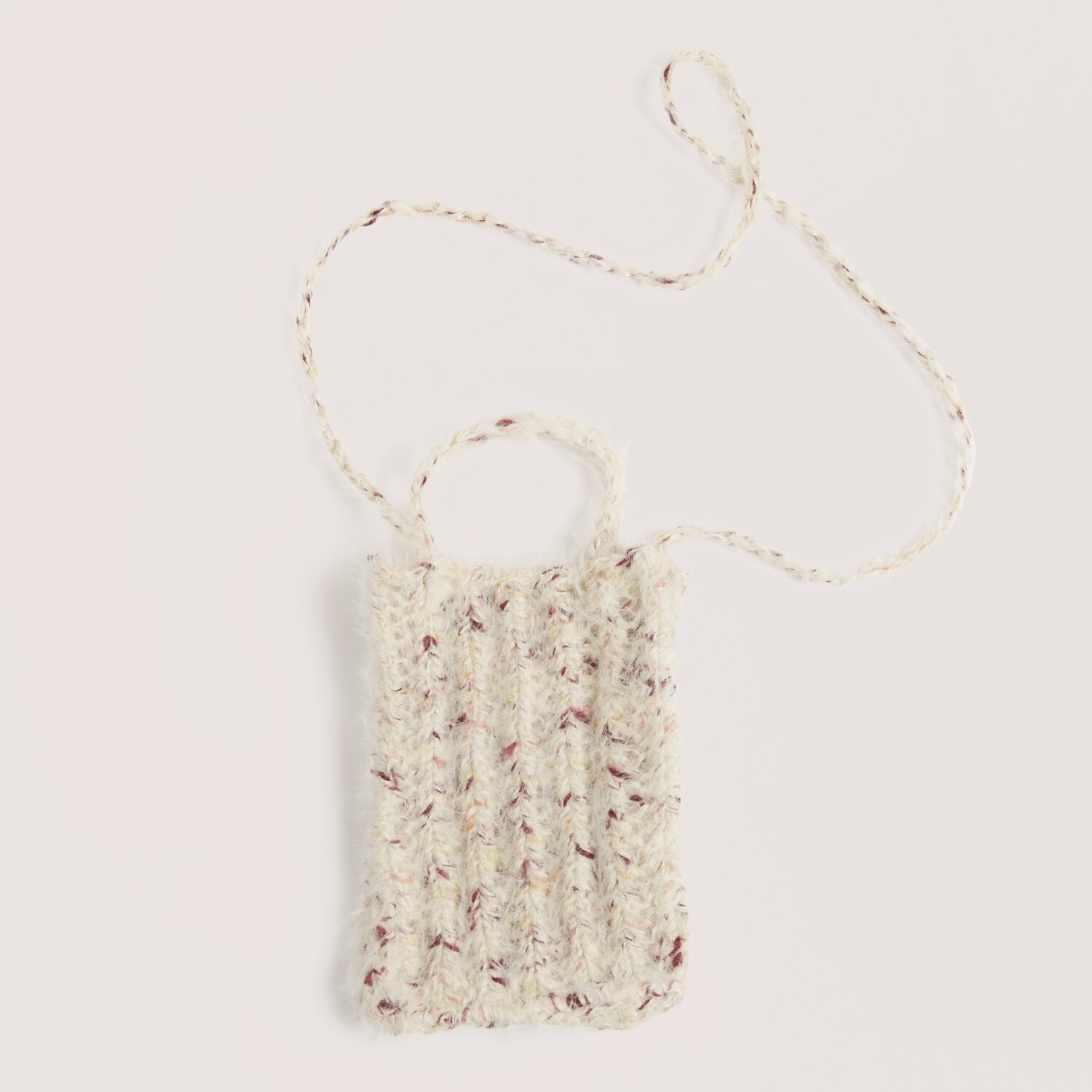 Berries: Handgestrickte, weiße Tasche mit roten Akzenten, ideal für den Sommer. Perfekt für kreative Projekte.