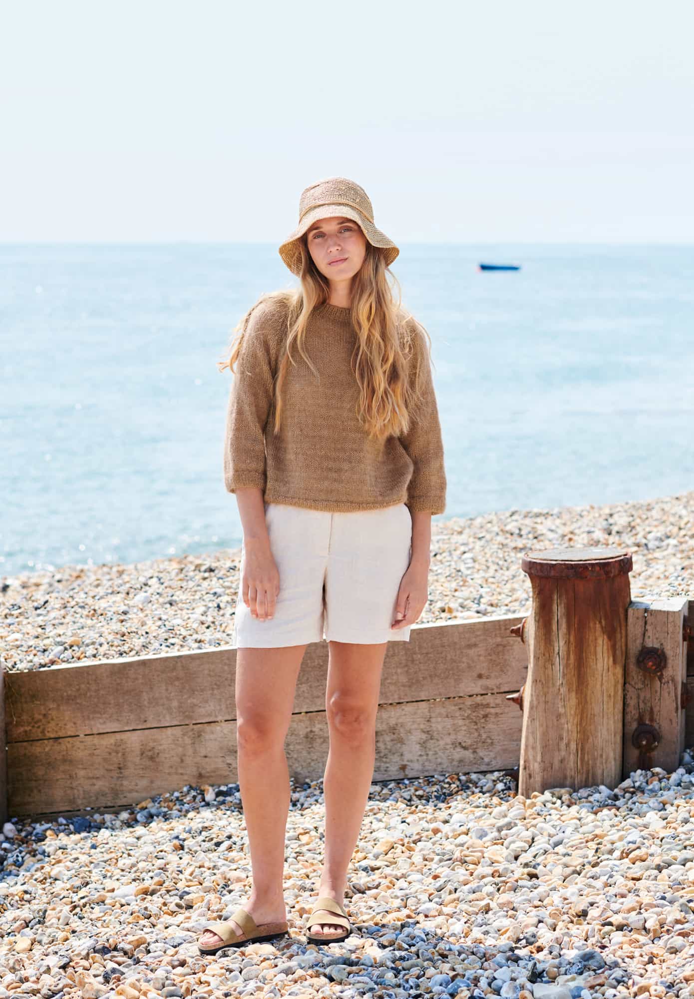 Frau trägt gestrickten Pullover in Nougat: Modell 16 aus Lovewool No. 22