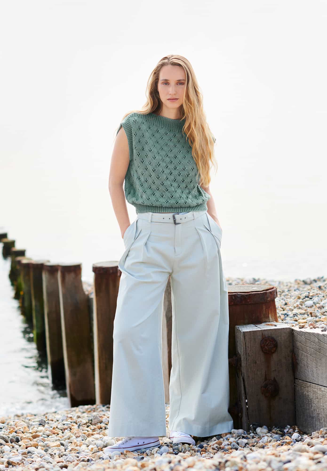 Frau trägt gestricktes Top in Türkis: Modell 26 aus Lovewool No. 22