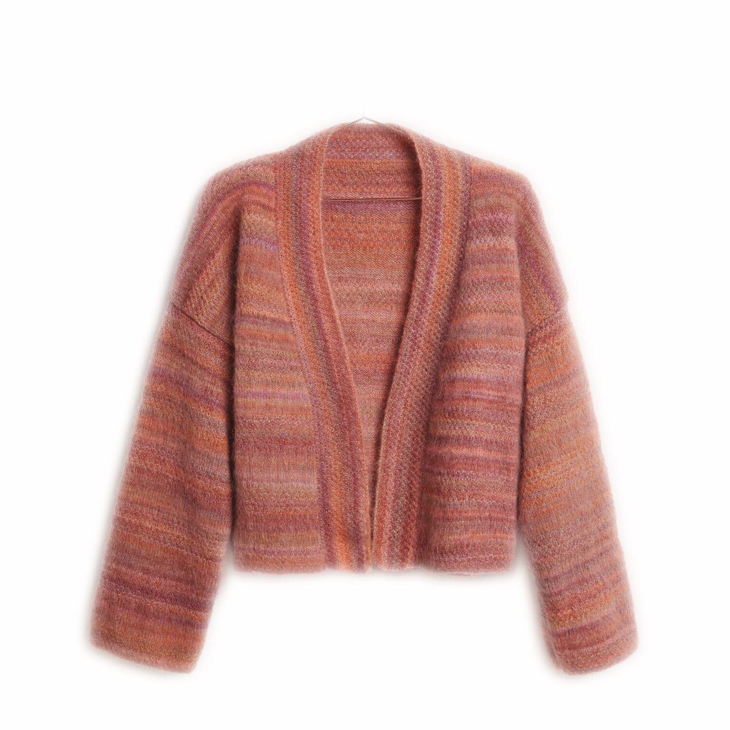 Die Neue Masche No. 12 Frühjahr-Sommer: Strickjacke in warmen Rottönen aus Meri Mohair Print.