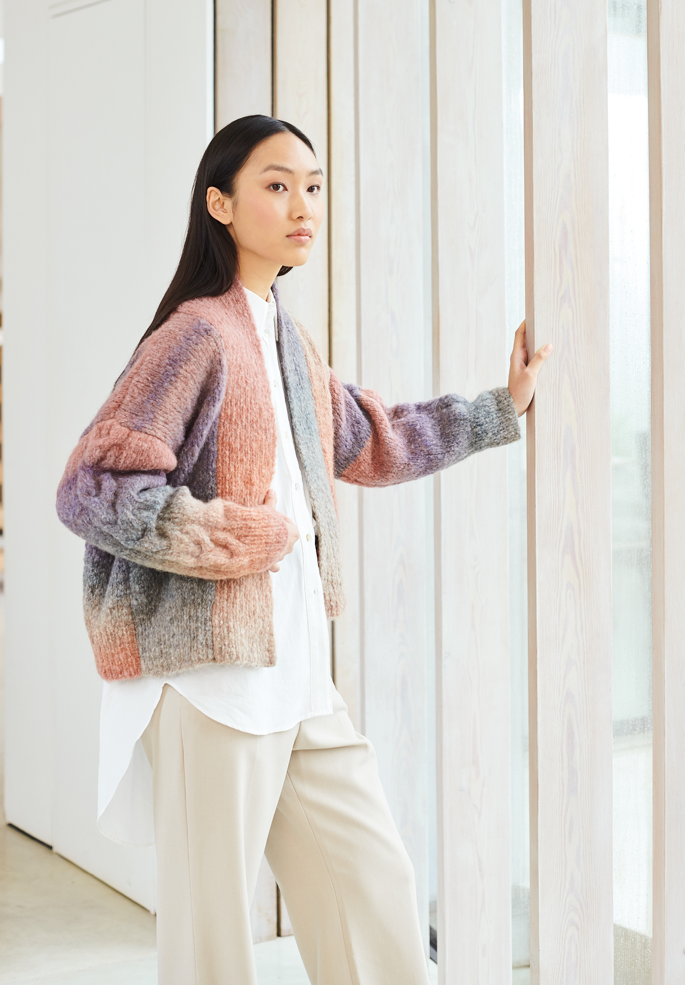Frau trägt gestrickten Cardigan in warmen Naturtönen: Modell 15 aus Lovewool No. 19