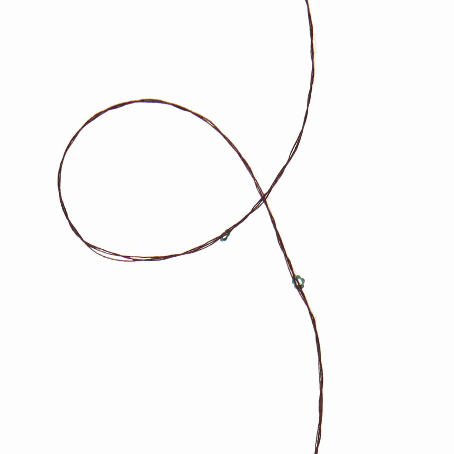 Lovewool No. 21 Herbst-Winter Sprachauswahl deutsch von Rico Design Ein dünnes, braunes Kabel in einer geschwungenen Form vor weißem Hintergrund. Das Kabel ist von der Marke XYZ und wird als flexibles Verbindungselement in elektronischen Anwendungen verwendet.