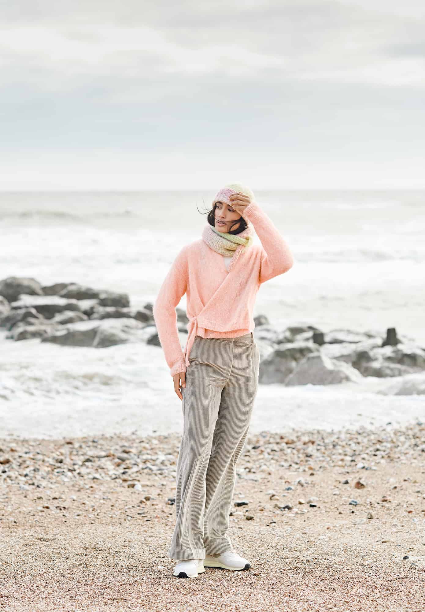 Frau trägt gestrickte Jacke in Apricot: Modell 14 aus Lovewool No. 21