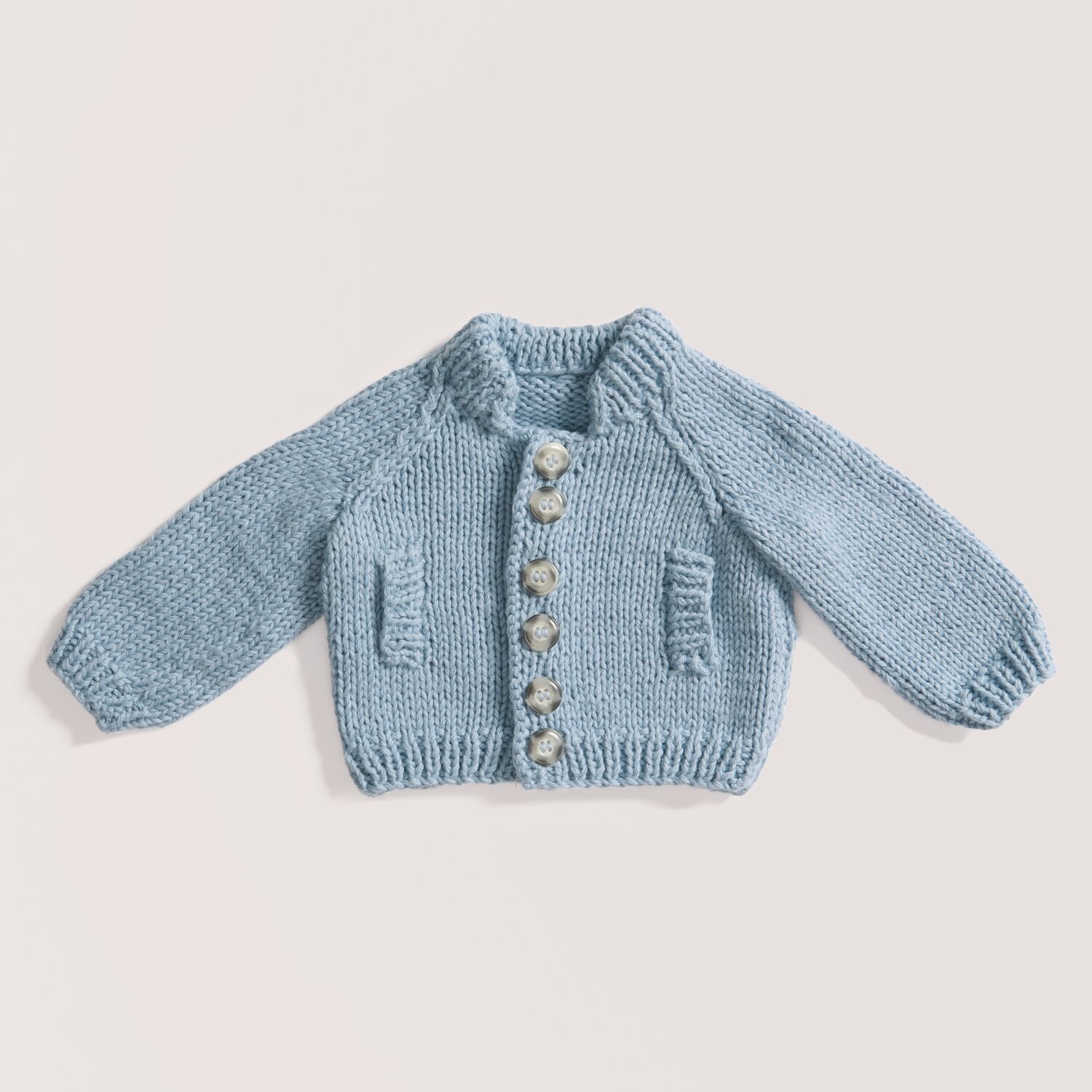 Strickset Jacke Modell 15 aus Baby 043 in taubenblauem Design mit Knopfleiste und Taschen. Ideal für Baby Cozy Organic Cotton Cashmere Projekte.