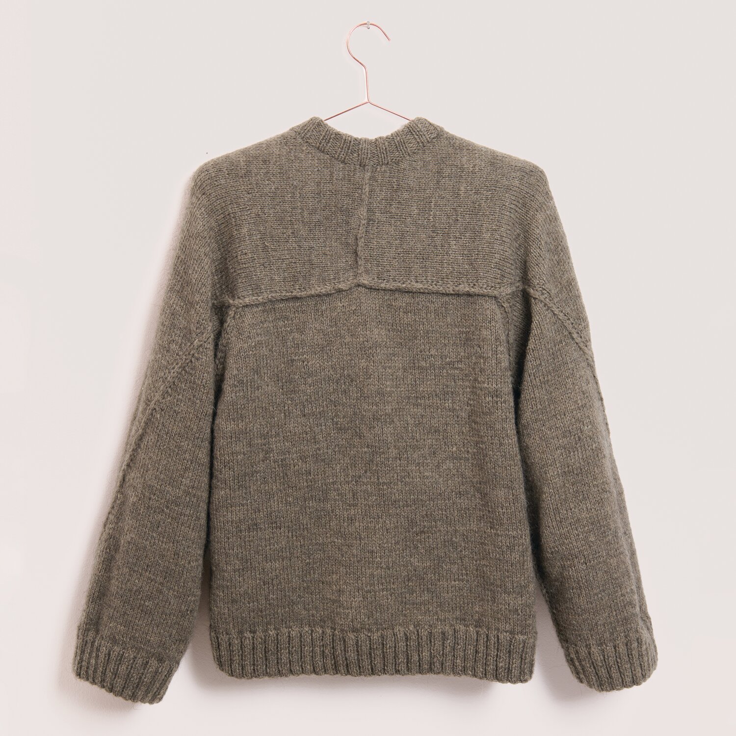 Soft Alpaca, gestrickter Pullover aus Rico Design Garn, Rückansicht auf Bügel, mittlerer Ton, Untertitel 50g 125m, feine Struktur und Rippenbündchen