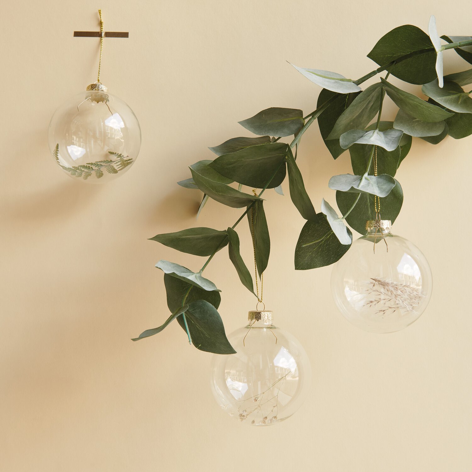 Glaskugel Baumschmuck mit Trockenfarn 8cm von Rico Design