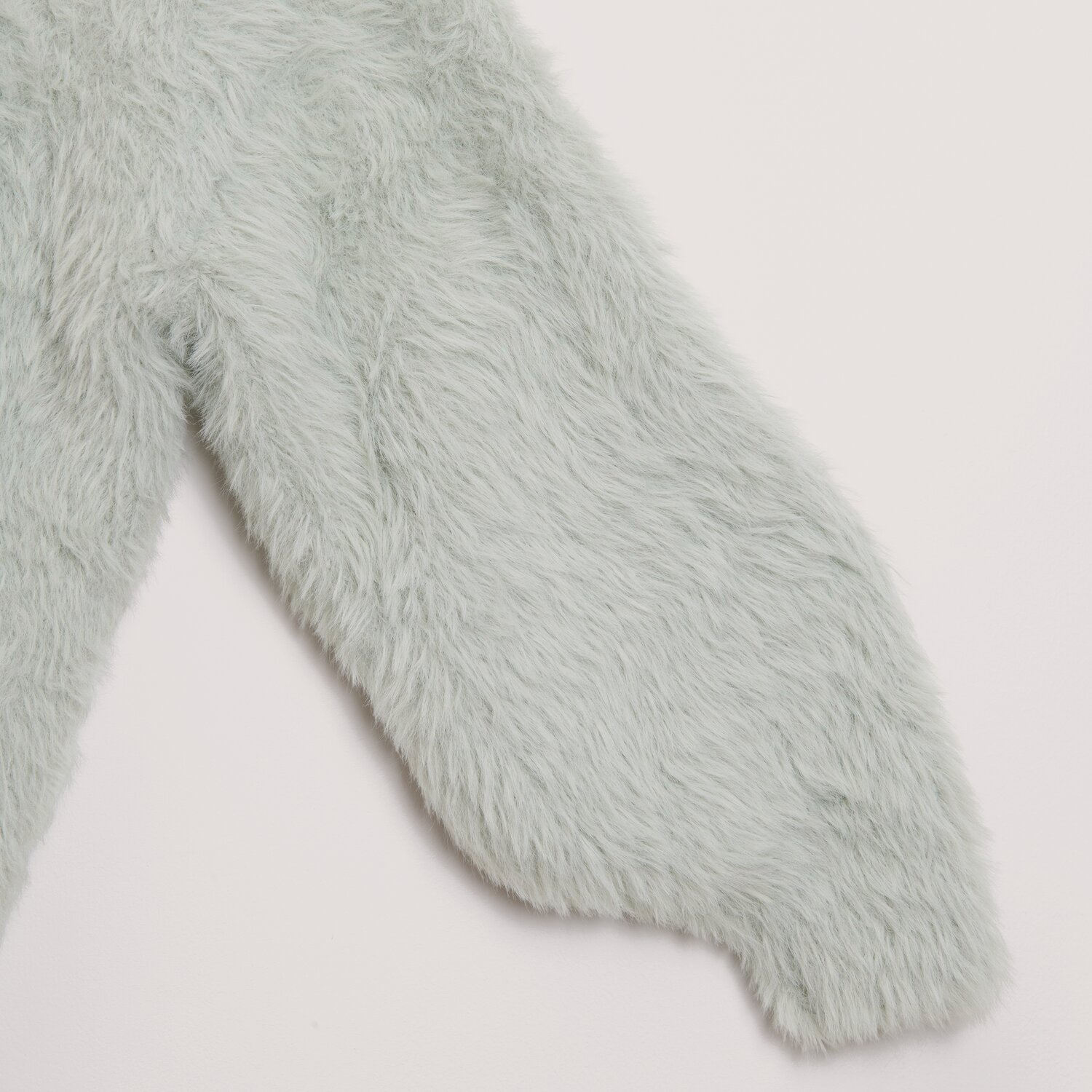 Creative Fur Pulloverärmel mit langem, dichtem Kunstfell von Rico Design, flauschige Oberfläche, Lauflänge 100g 130m, ideal für warme Strickprojekte