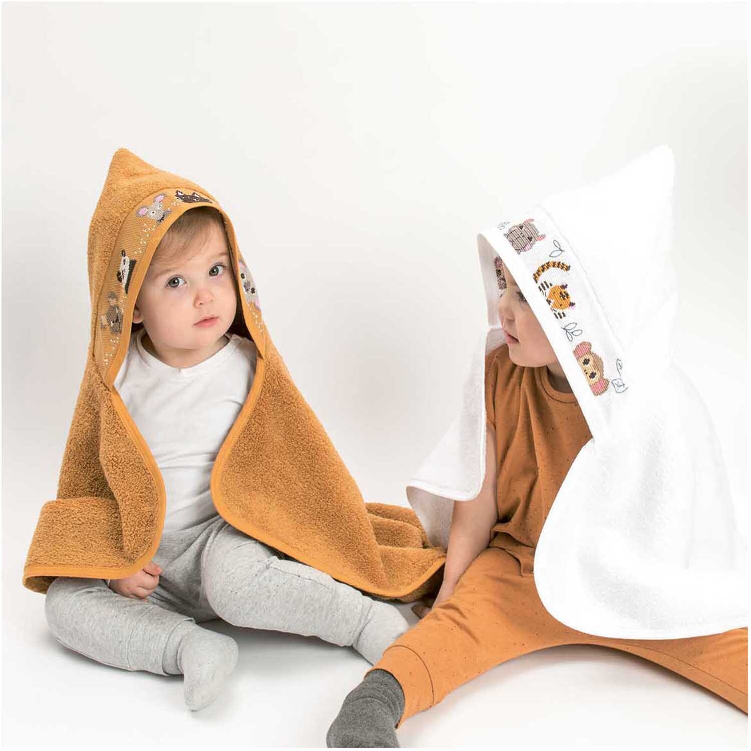 Badetuch mit Kapuze 80x70cm Farbe Senf dunkel von Rico Design Badetuch mit Kapuze 80x70cm: Zwei Kinder in Kapuzenhandtüchern, eines in Senf dunkel, von Rico Design.