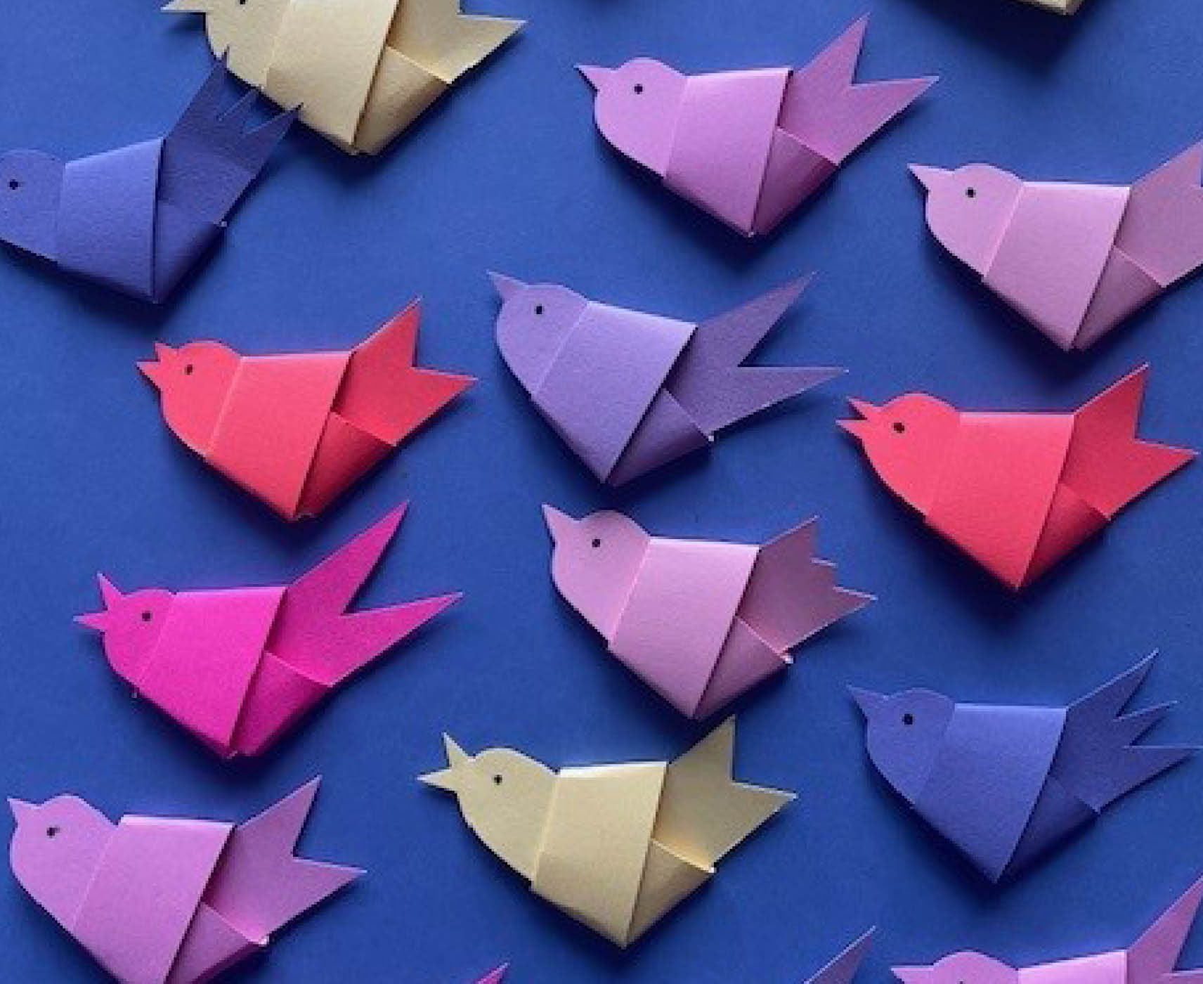 Gefaltete Vögel aus Papier gebastelt von @hellofeebee 