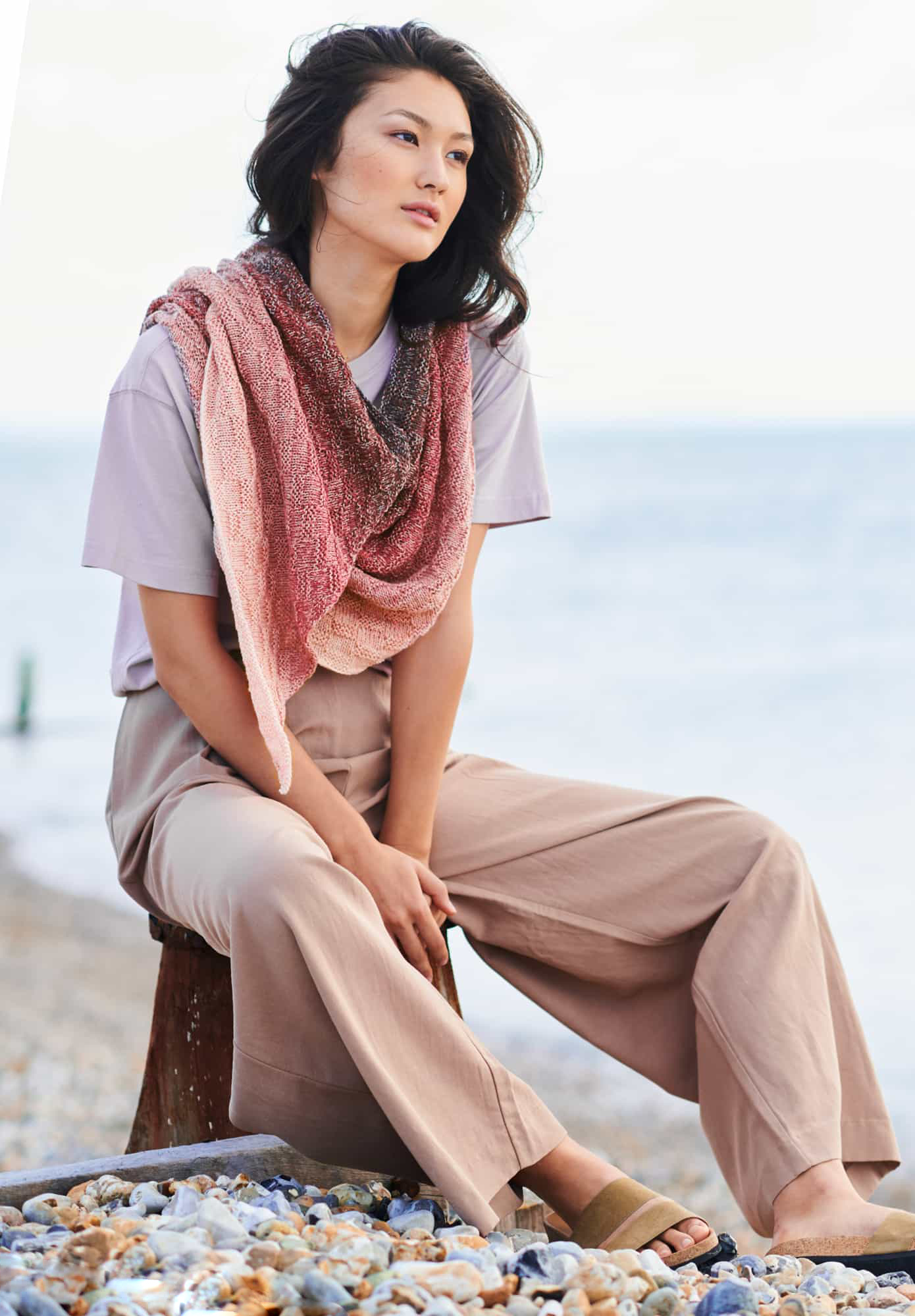 Frau trägt gestricktes Tuch in Beerentönen: Modell 12 aus Lovewool No. 22