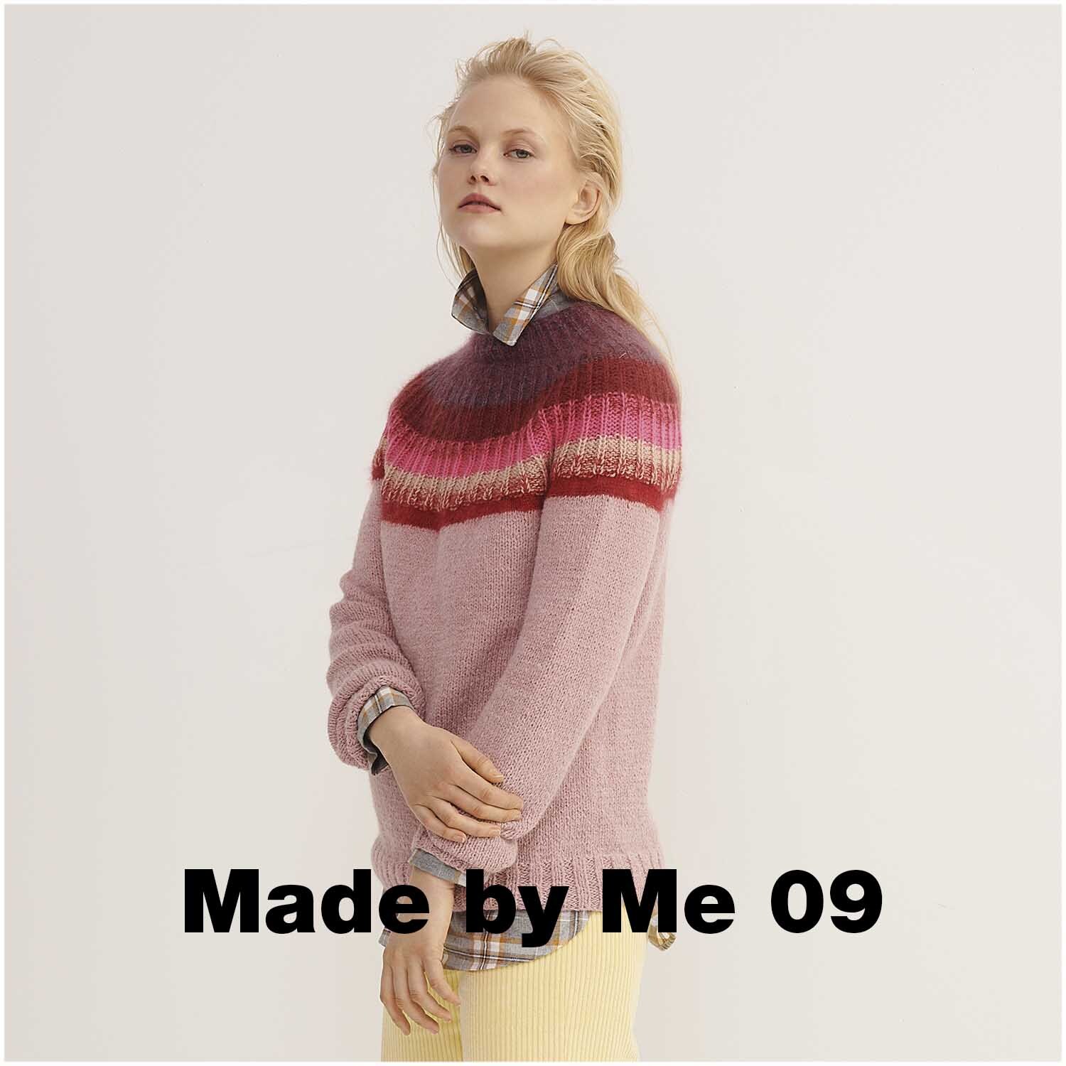 Rico Luxury Alpaca Superfine aran: Frau trägt altrosa Pullover mit Farbverlauf, gestrickt aus weichem Garn.