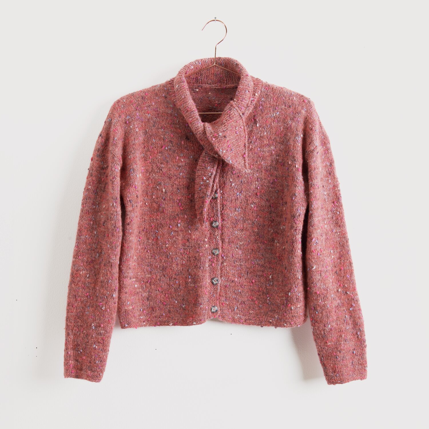 Rosa Strickjacke von Modell Legeware, aus weichem Material mit Knopfleiste und elegantem Kragen. Perfekt für kühle Tage, stilvoll und bequem. Ideal für den Herbst.