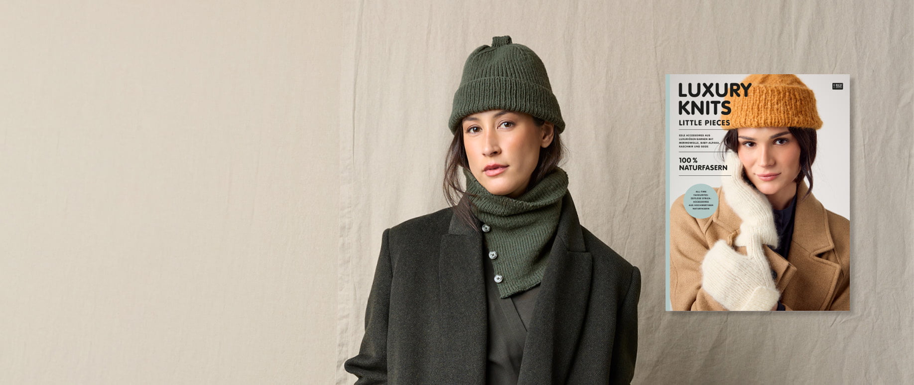 Gehäkelte Kürbistasche aus Ricorumi Garn mit dekorativen Häkelmotiven und gefüllt mit Bonbons steht vor dunklem Hintergrund. Daneben ein Cover des Strickmagazins Luxury Knits Little Pieces.