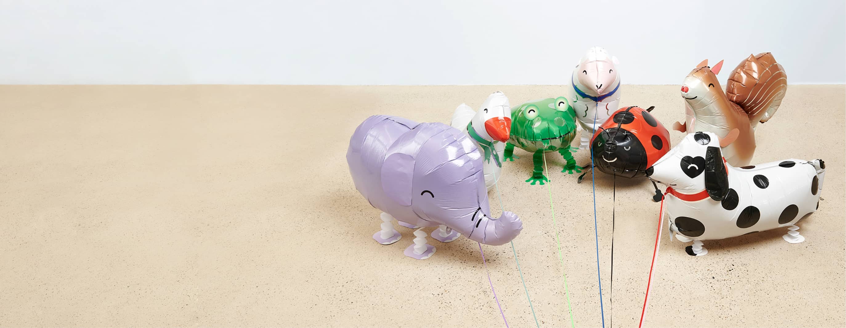 Airwalker Ballons in Form von Tieren sind zusammen aufgestellt.
