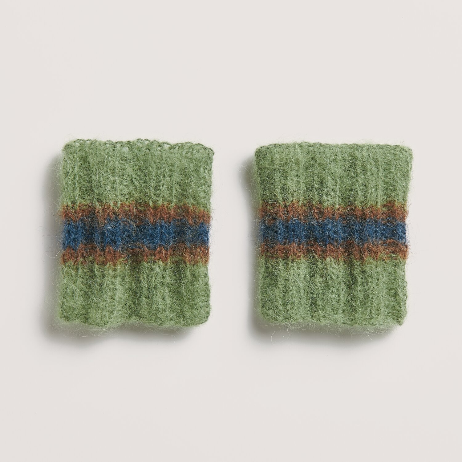Strickset Stulpen Modell 07 aus Made by Me No. 21, gestrickt in Aloe mit blauen und nougatfarbenen Streifen. Ideal für Herbst-Winter.