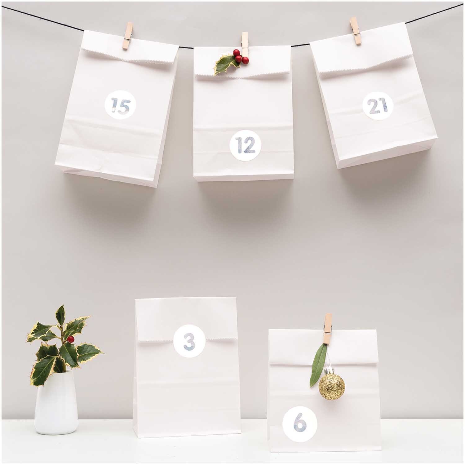 Paper Poetry Adventskalenderset weiß 24 Tüten inkl. Zubehör Paper Poetry Adventskalenderset weiß 24 Tüten inkl. Zubehör