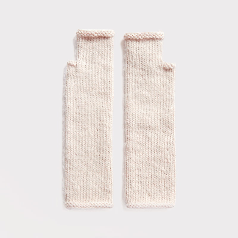 Gestrickte Stulpen in Creme: Modell 02 aus dem Heft Luxury Knits Premium Natural Fibres