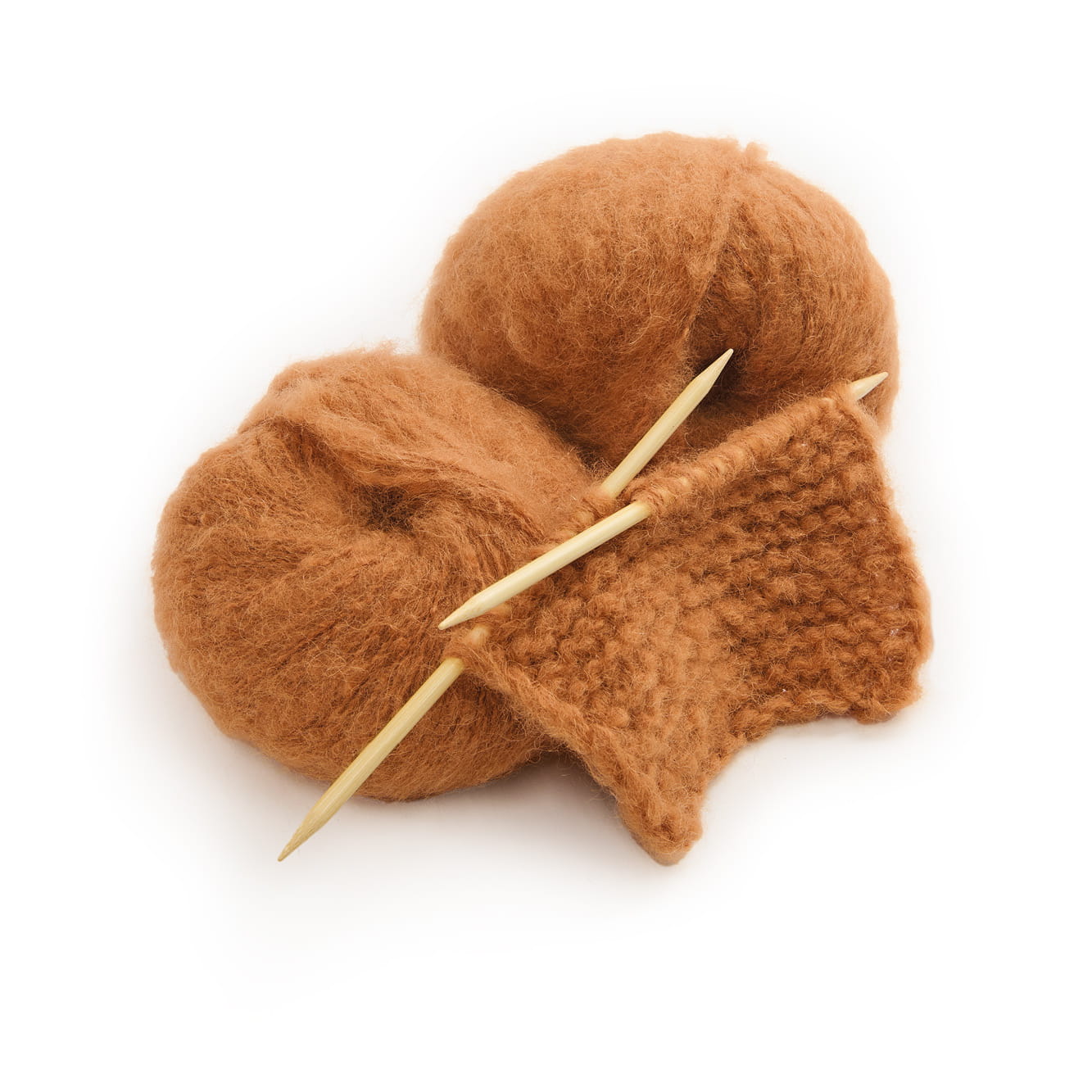 Strickstück mit Garn und Stricknadeln