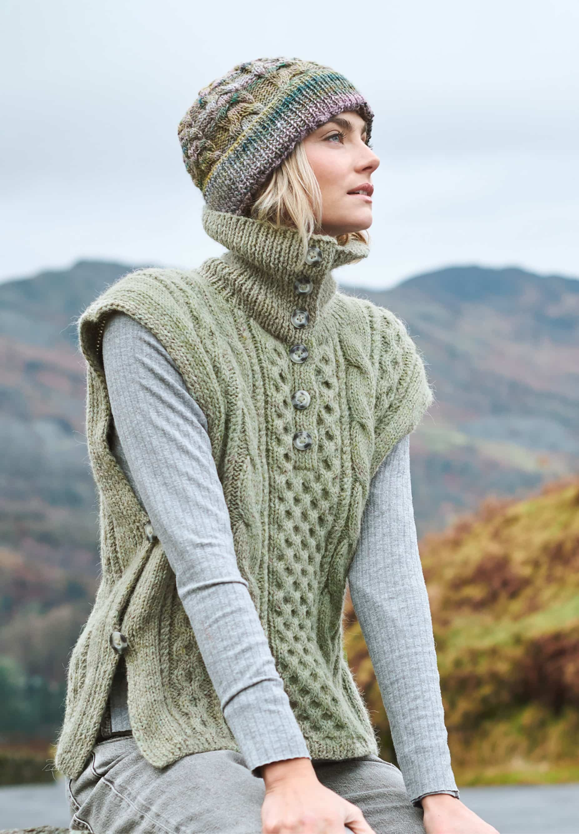 Frau trägt gestrickten Pullunder in Grün: Modell 09 aus Lovewool No. 23