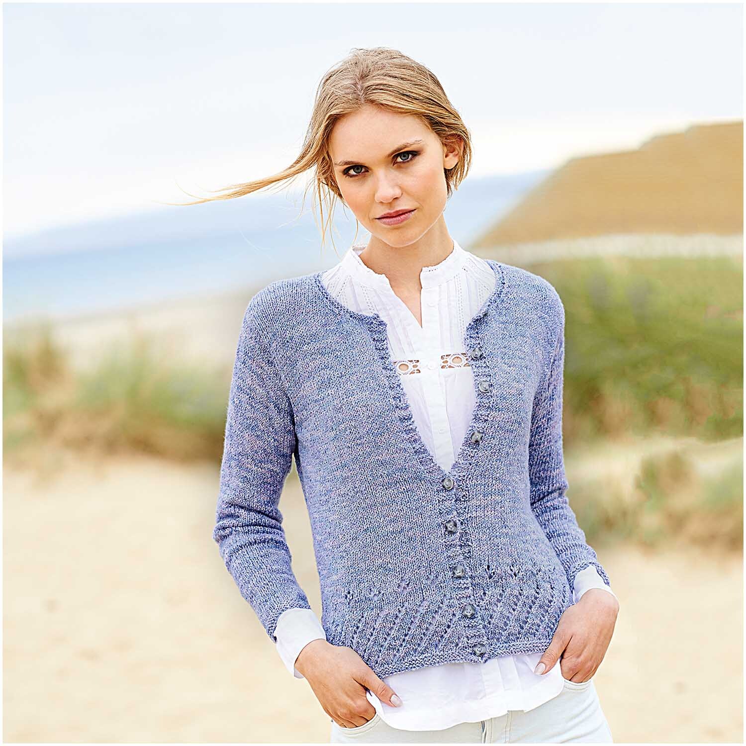Creative Cotton Zickzack: Frau am Strand trägt blauen Cardigan von Rico Design, ideal für kühle Tage.