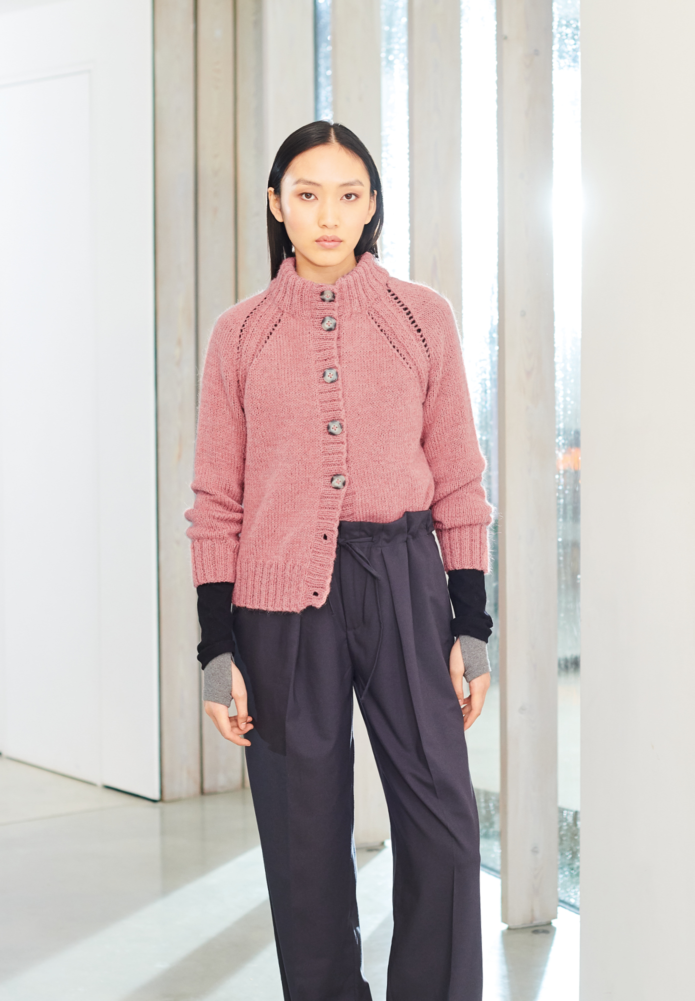 Frau trägt gestrickte Jacke in Altrosa: Modell 14 aus Lovewool No. 19