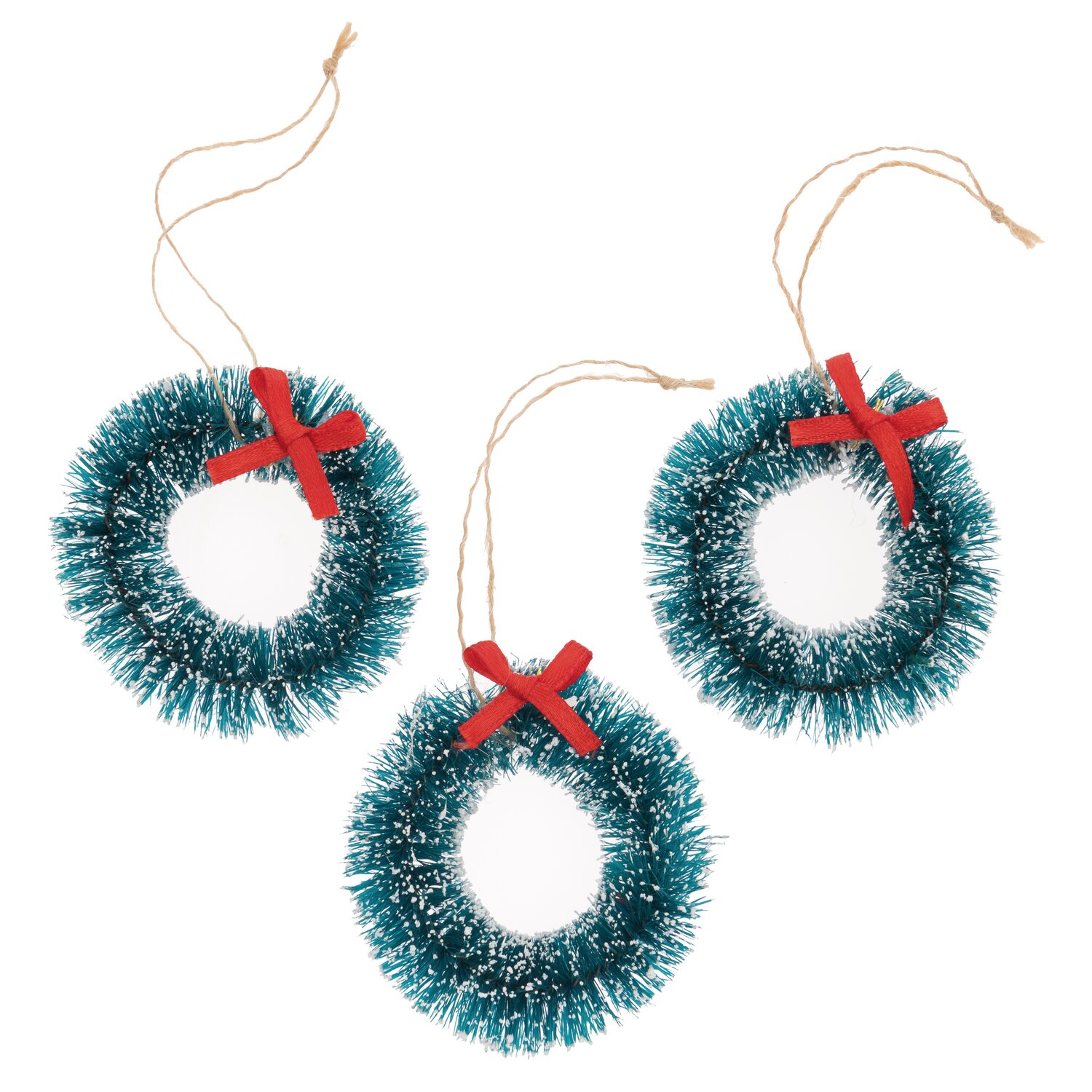 Hänger Weihnachtskranz grün 50x50mm 3 Stück: Drei grüne Kränze mit roten Schleifen, ideal für festliche Dekorationen.