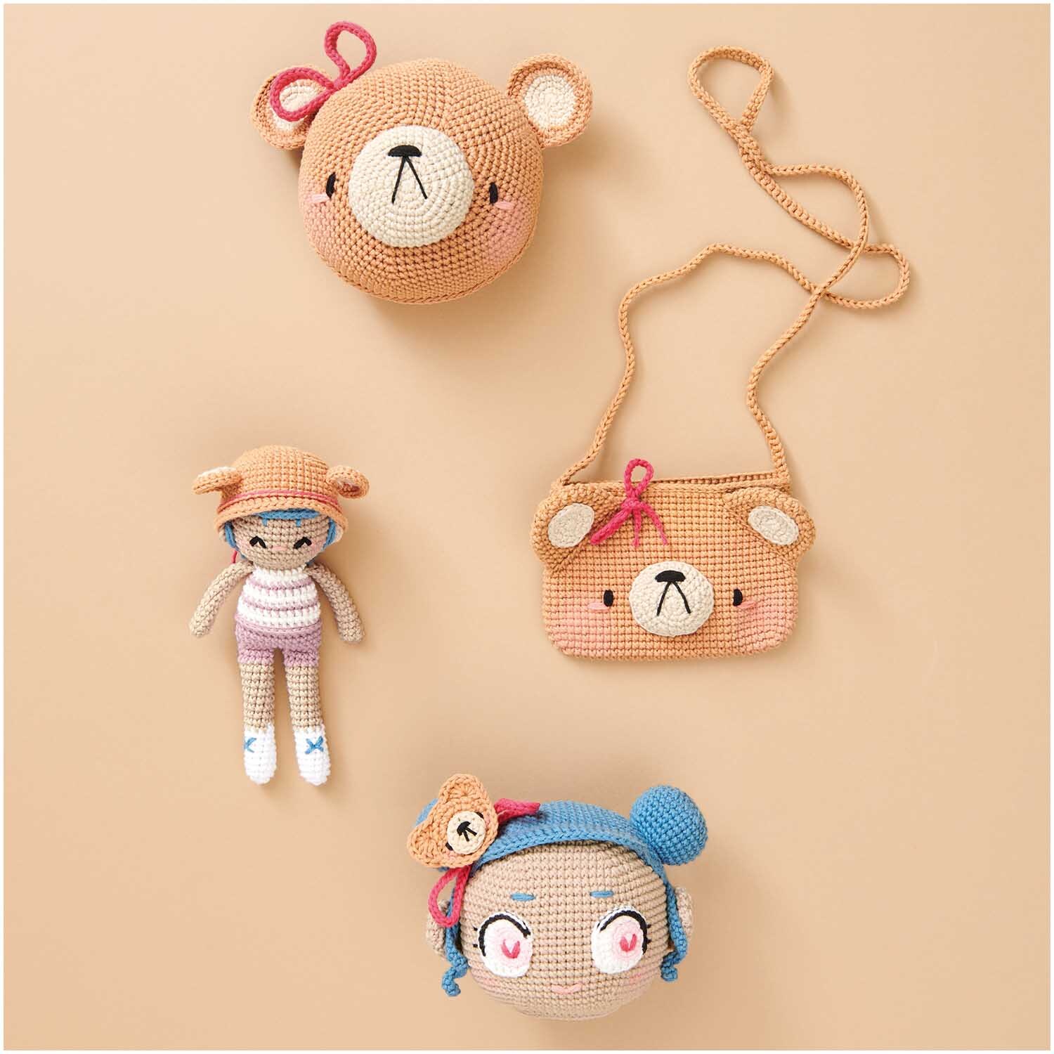 Creative Ricorumi dk: Gehäkelte Bären und Puppen in Karamellfarbe von Rico Design auf beigem Hintergrund.