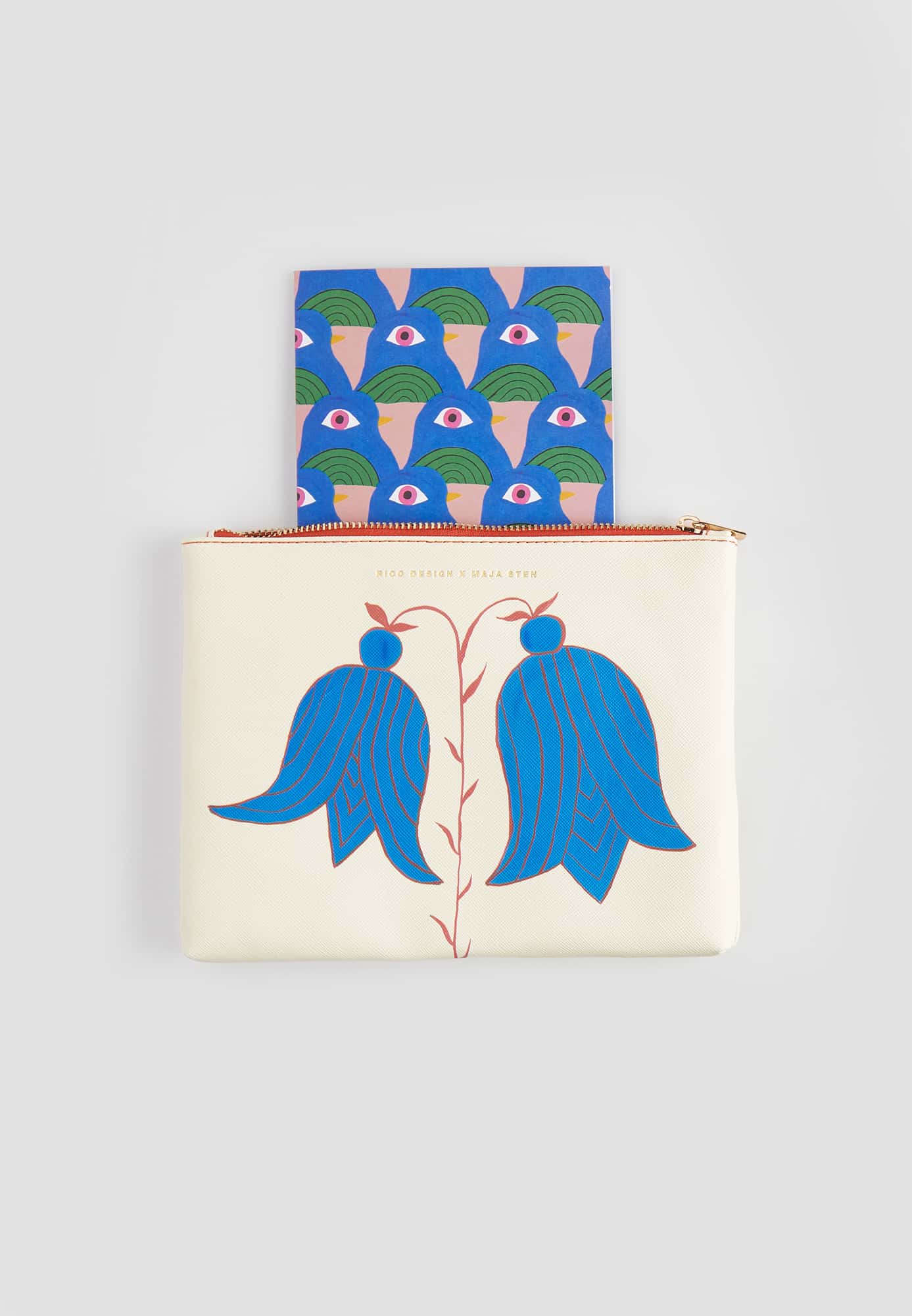 Etui mit Glockenblumen-Print bestückt mit Notizbuch auf grauem Hintergrund