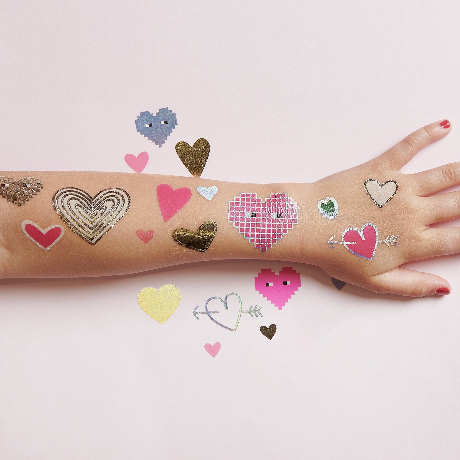 Tattoos Herz-Mix: Bunte Herz-Tattoos auf einem Arm, 25-teiliges Set von Rico Design.