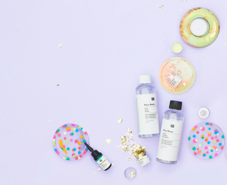 Rico Resin-Flaschen, Silikonformen, Resin Zubehör und bunte Resin-Untersetzer auf lila Hintergrund