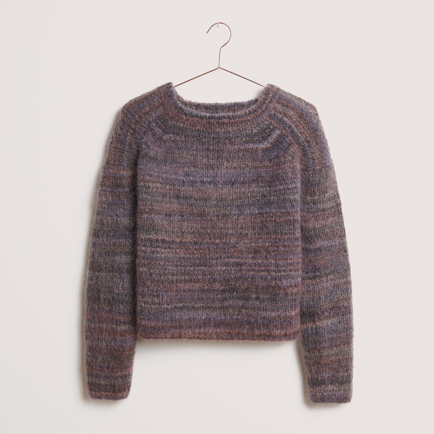 Fashion Meri Mohair Print Pullover in Smokey Purple von Rico Design, gestrickt aus weichem Garn, hängt an einem Kleiderbügel.