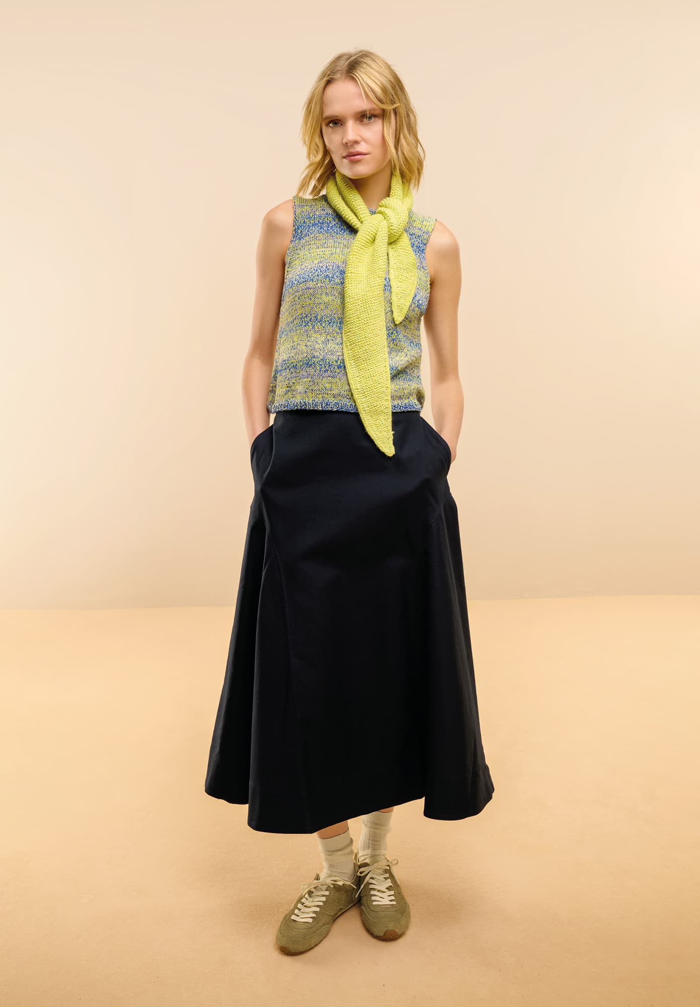 Frau trägt gestricktes Top mit Farbverlauf in Gelb und Blau: Modell 17 aus Made by Me No. 22