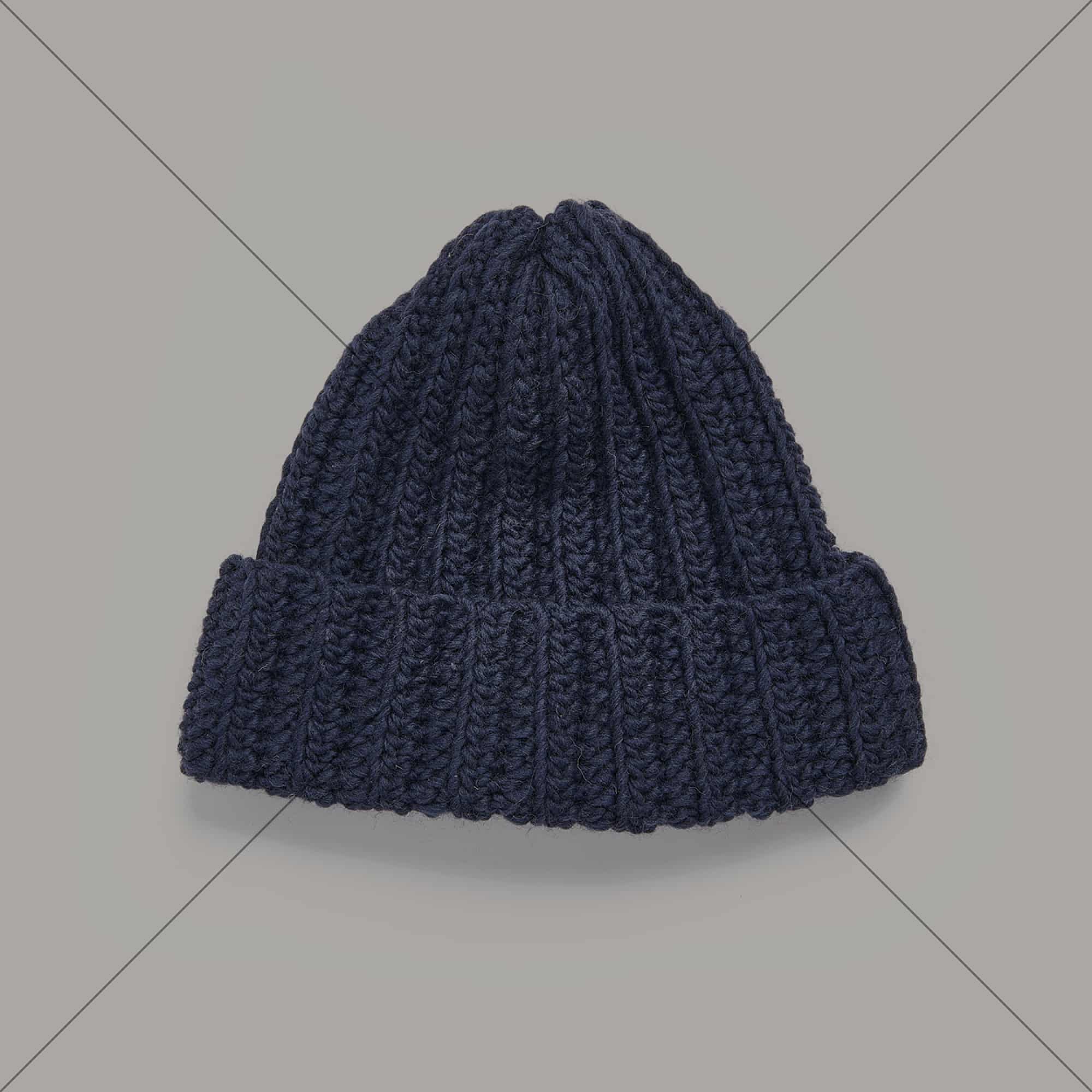 Gehäkelte Mütze in Dunkelblau: Modell 07 aus dem Heft Winter Crochet Collection