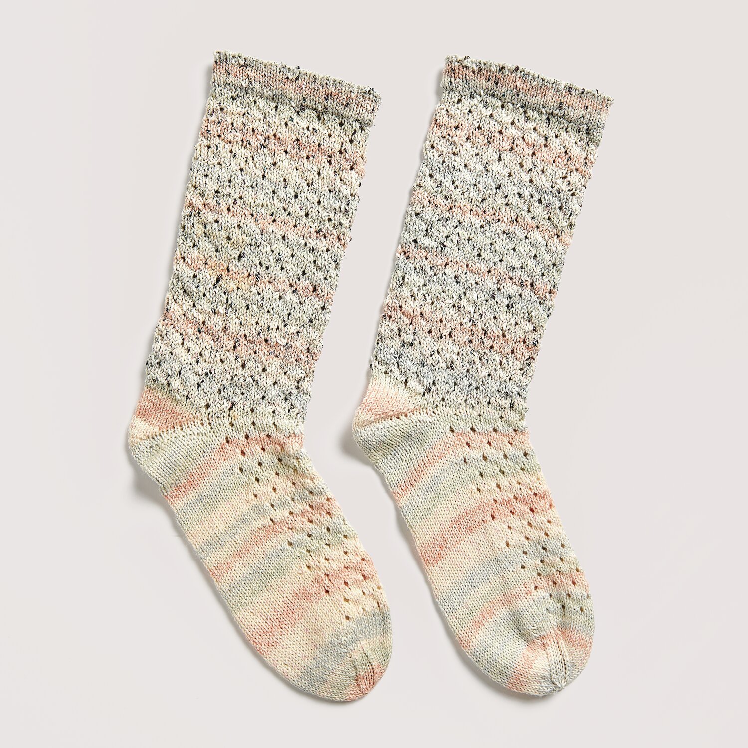 Creative Make It Tweed Glitz 50g 525m Farbe Natur von Rico Design Strickset Socken Modell 14b aus Die Neue Masche No. 12, pastellfarbene Socken mit feinem Muster.