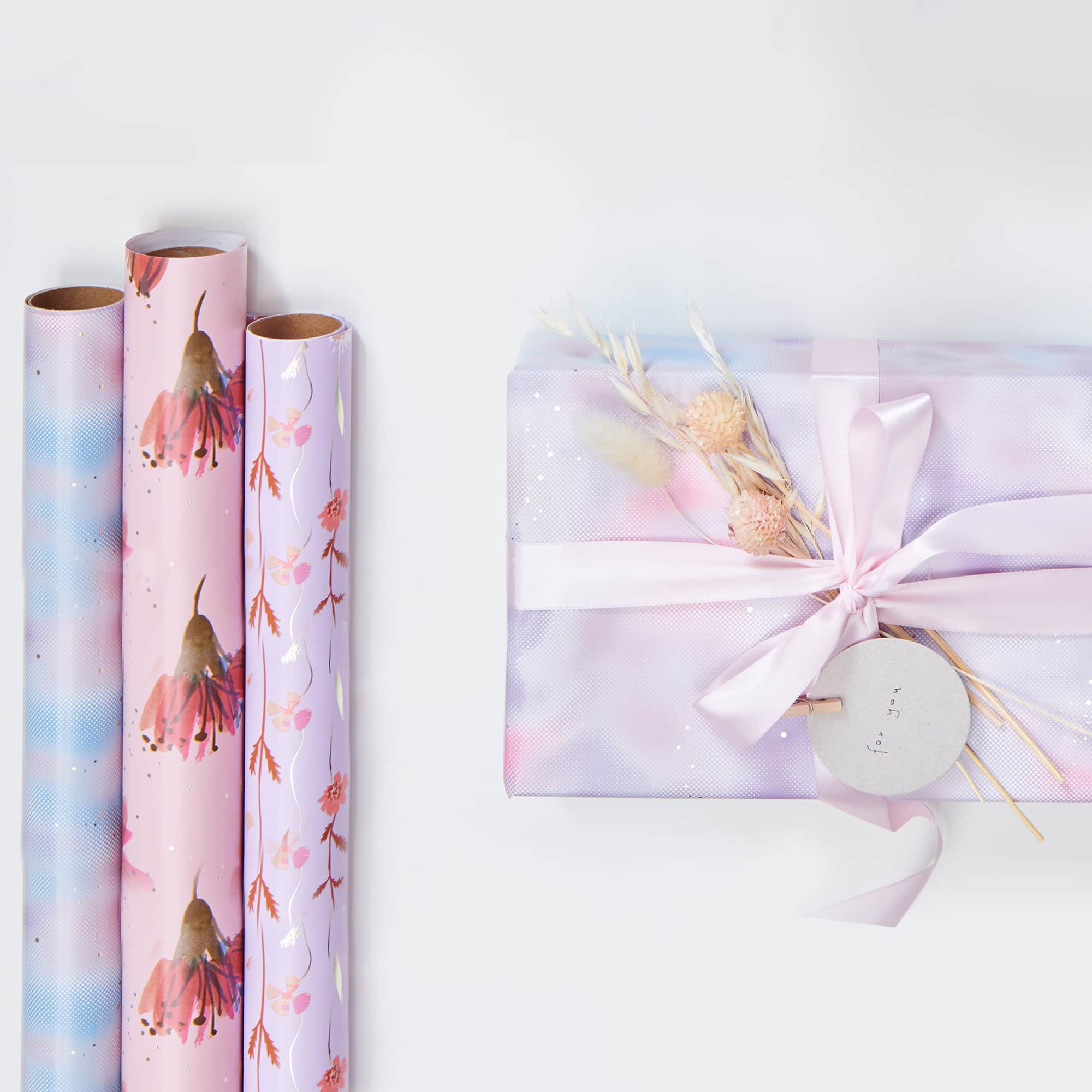 Geschenkpapierrollen und ein verpacktes Geschenk
