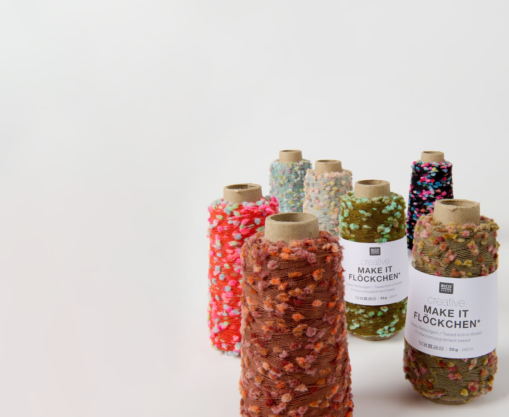 Verschiedene Garnrollen von Creative Make it Flöckchen sind beisammen aufgestellt.