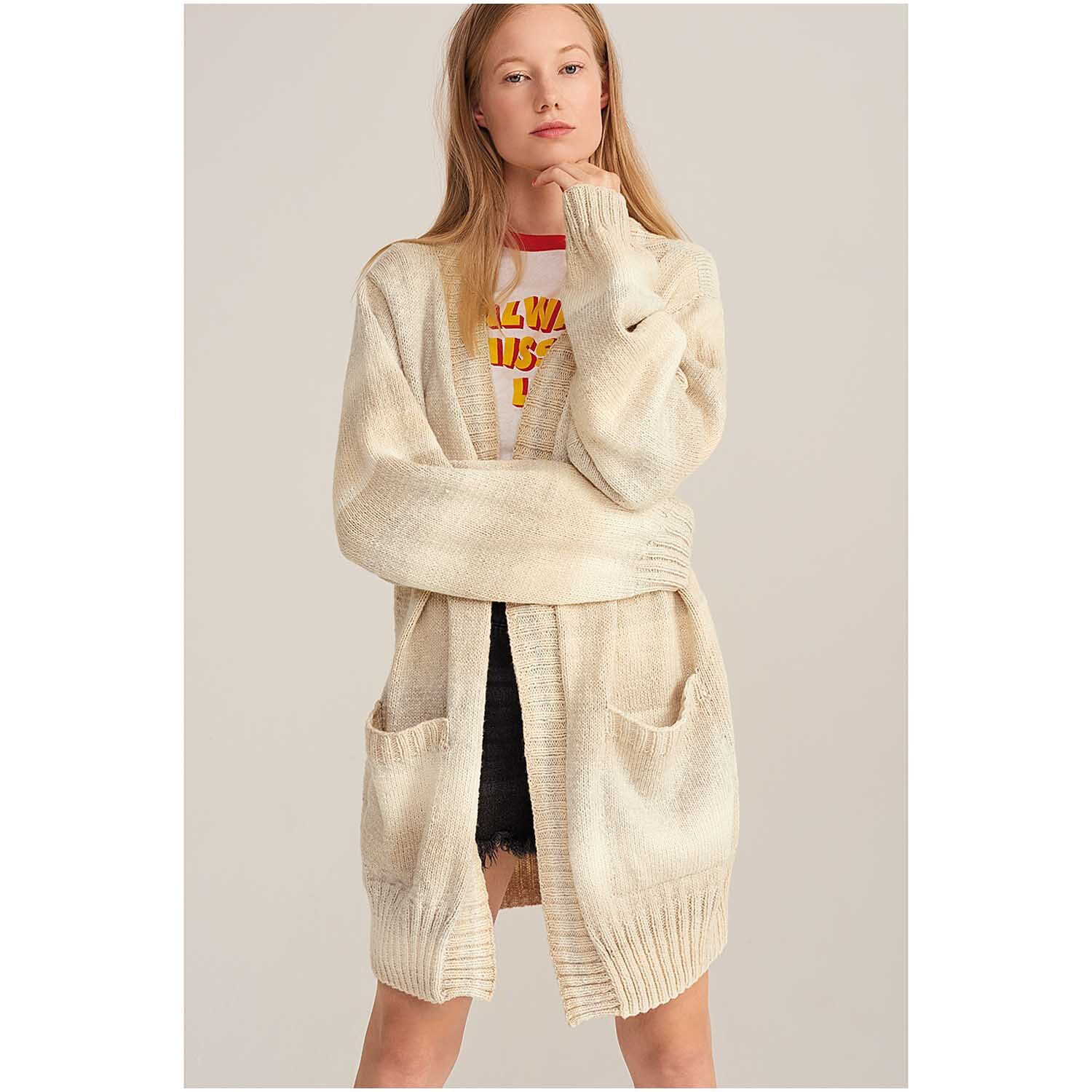 Fashion Cotton Light & Long dk: Frau trägt langen, beigen Strickcardigan von Rico Design mit Taschen.