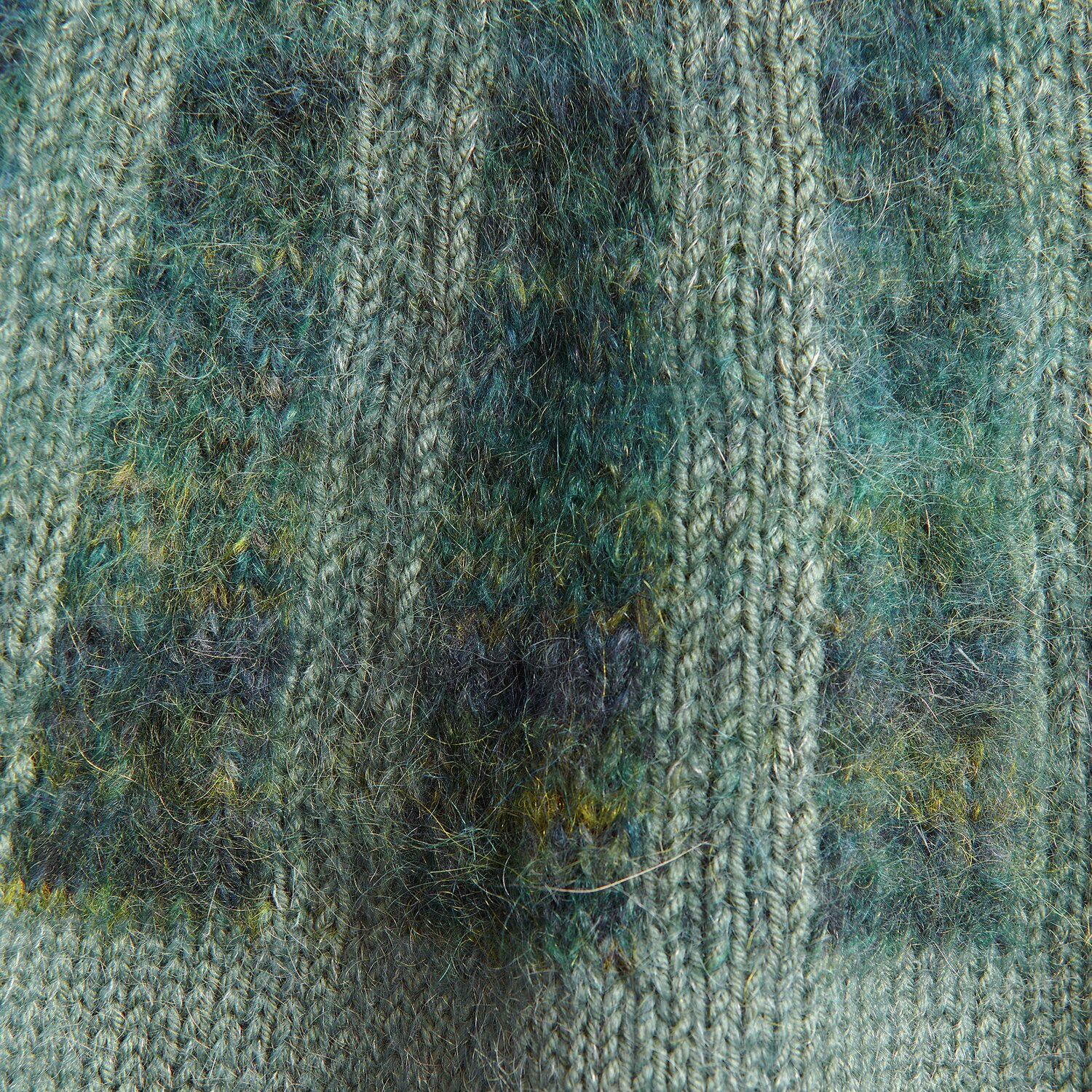 Fashion Meri Mohair Print 50g 275m Farbe Deep Sea von Rico Design Essentials Merino dk zeigt ein gestricktes Muster in Efeu und Deep Sea, ideal für Herbstmode.