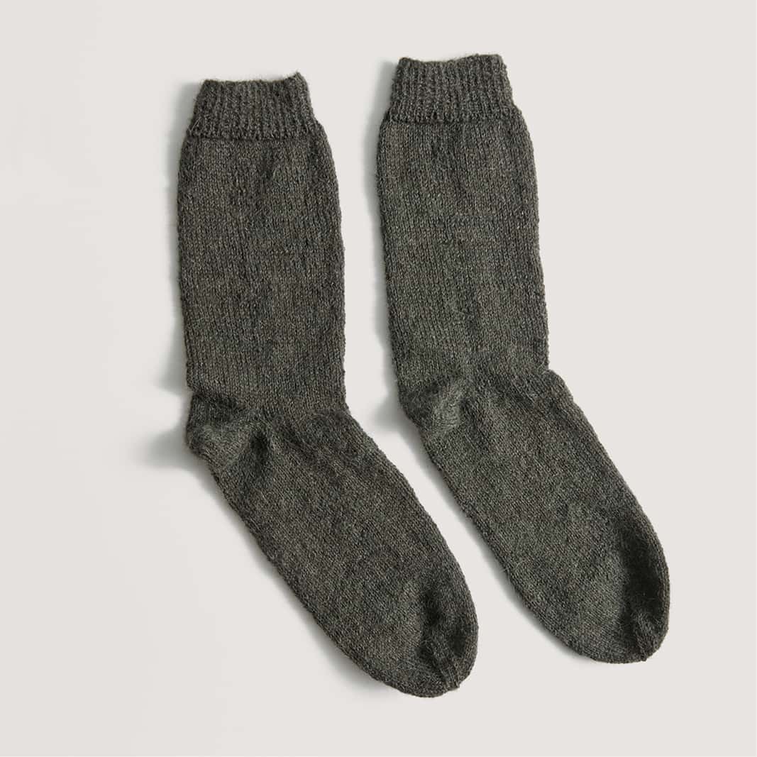 Gestrickte Socken in Oliv: Modell 19 aus dem Heft Made by Me Men No. 03