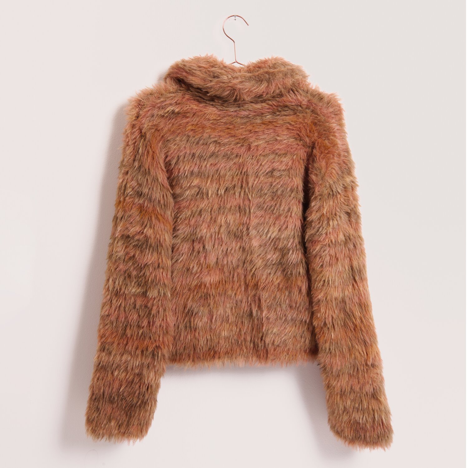 Creative Fur Print, Strickpullover mit langem Flor von Rico Design, rustikale Melange, locker geschnitten, 100g 130m, hängend vor hellem Hintergrund