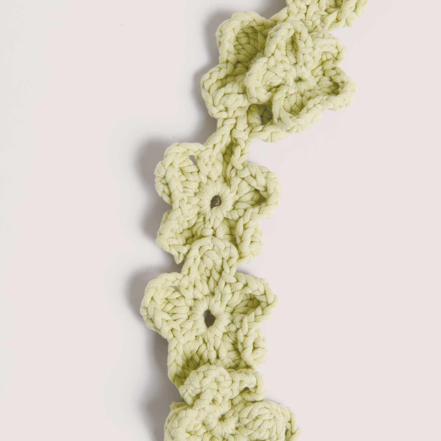 Made by Me No. 22 Frühjahr-Sommer: Gehäkelte Blumen aus Fashion Jersey in Pistazie, 50g 72m.