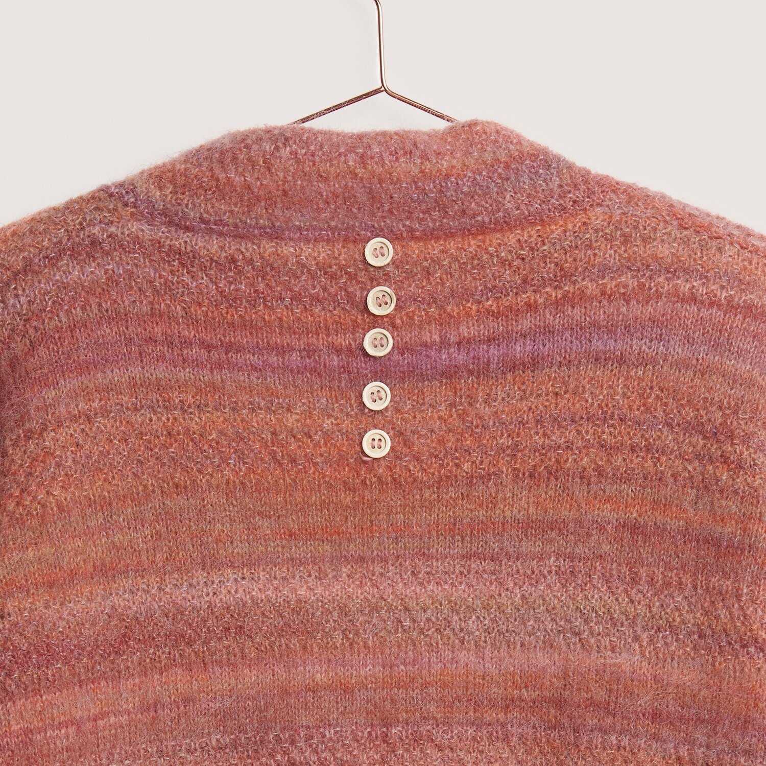Fashion Meri Mohair Print: Strickoberteil in warmen Tönen mit fünf Knöpfen auf der Rückseite.
